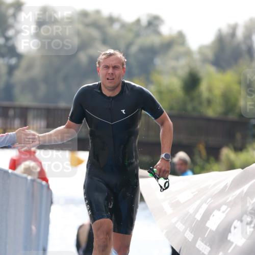25.08.2024 - Elbe Triathlon Hamburg H.Heesch http://msf.ph/oto/6849989 25.08.2024 15:17:25 Schwimmen  meine-sportfotos.de