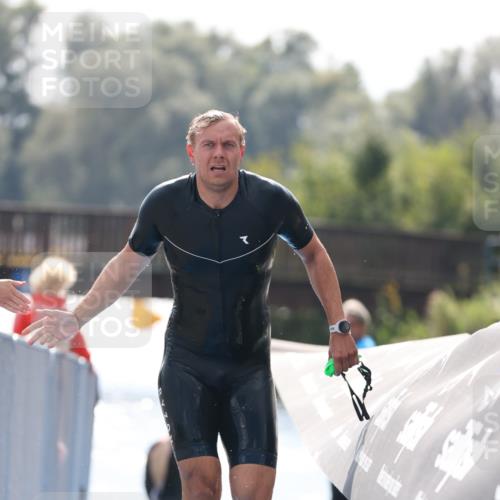 25.08.2024 - Elbe Triathlon Hamburg H.Heesch http://msf.ph/oto/6849999 25.08.2024 15:17:25 Schwimmen  meine-sportfotos.de