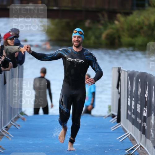 25.08.2024 - Elbe Triathlon Hamburg H.Heesch http://msf.ph/oto/6850004 25.08.2024 08:57:34 Schwimmen 205, 245 meine-sportfotos.de