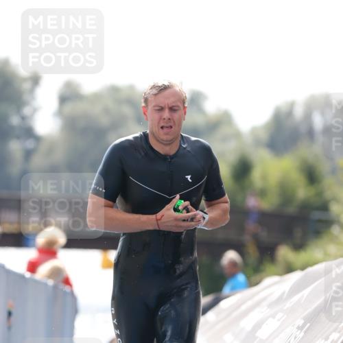 25.08.2024 - Elbe Triathlon Hamburg H.Heesch http://msf.ph/oto/6850008 25.08.2024 15:17:26 Schwimmen  meine-sportfotos.de