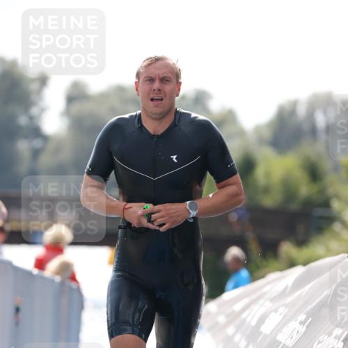 25.08.2024 - Elbe Triathlon Hamburg H.Heesch http://msf.ph/oto/6850028 25.08.2024 15:17:26 Schwimmen  meine-sportfotos.de
