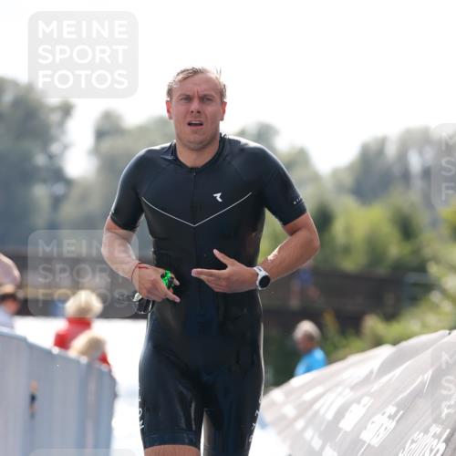 25.08.2024 - Elbe Triathlon Hamburg H.Heesch http://msf.ph/oto/6850046 25.08.2024 15:17:26 Schwimmen  meine-sportfotos.de