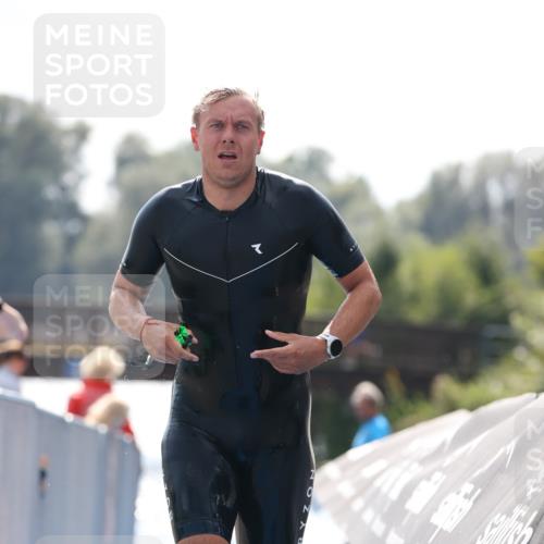25.08.2024 - Elbe Triathlon Hamburg H.Heesch http://msf.ph/oto/6850050 25.08.2024 15:17:26 Schwimmen  meine-sportfotos.de