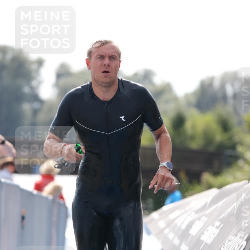 25.08.2024 - Elbe Triathlon Hamburg H.Heesch http://msf.ph/oto/6850057 25.08.2024 15:17:26 Schwimmen  meine-sportfotos.de