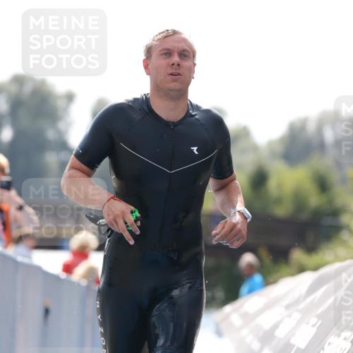 25.08.2024 - Elbe Triathlon Hamburg H.Heesch http://msf.ph/oto/6850084 25.08.2024 15:17:26 Schwimmen  meine-sportfotos.de