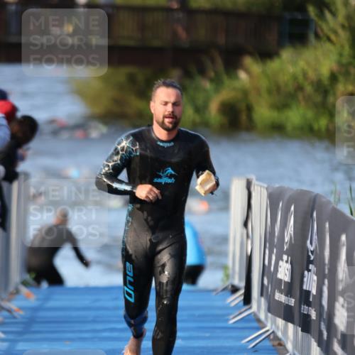 25.08.2024 - Elbe Triathlon Hamburg H.Heesch http://msf.ph/oto/6850110 25.08.2024 08:58:17 Schwimmen 236, 243, 303, 308 meine-sportfotos.de