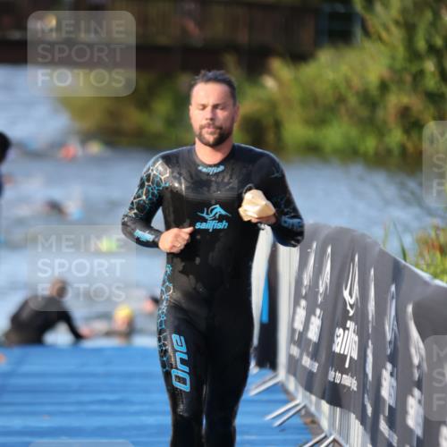 25.08.2024 - Elbe Triathlon Hamburg H.Heesch http://msf.ph/oto/6850131 25.08.2024 08:58:18 Schwimmen 236, 243, 303, 308 meine-sportfotos.de