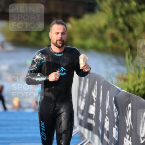 25.08.2024 - Elbe Triathlon Hamburg H.Heesch http://msf.ph/oto/6850144 25.08.2024 08:58:18 Schwimmen 236, 243, 303, 308 meine-sportfotos.de