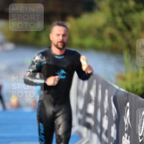 25.08.2024 - Elbe Triathlon Hamburg H.Heesch http://msf.ph/oto/6850154 25.08.2024 08:58:18 Schwimmen 236, 243, 303, 308 meine-sportfotos.de