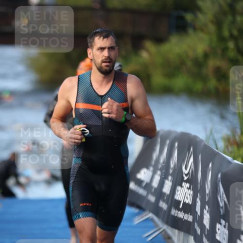 25.08.2024 - Elbe Triathlon Hamburg H.Heesch http://msf.ph/oto/6850262 25.08.2024 08:58:28 Schwimmen 208, 236, 241, 243, 303, 308, 313 meine-sportfotos.de