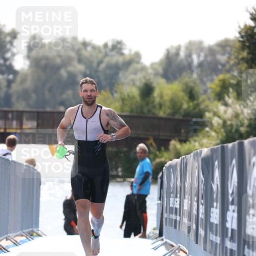 25.08.2024 - Elbe Triathlon Hamburg H.Heesch http://msf.ph/oto/6850271 25.08.2024 15:17:55 Schwimmen  meine-sportfotos.de