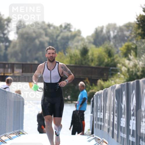 25.08.2024 - Elbe Triathlon Hamburg H.Heesch http://msf.ph/oto/6850277 25.08.2024 15:17:55 Schwimmen  meine-sportfotos.de