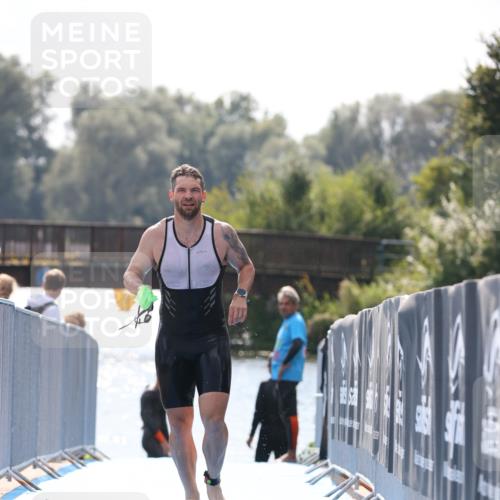 25.08.2024 - Elbe Triathlon Hamburg H.Heesch http://msf.ph/oto/6850290 25.08.2024 15:17:55 Schwimmen  meine-sportfotos.de