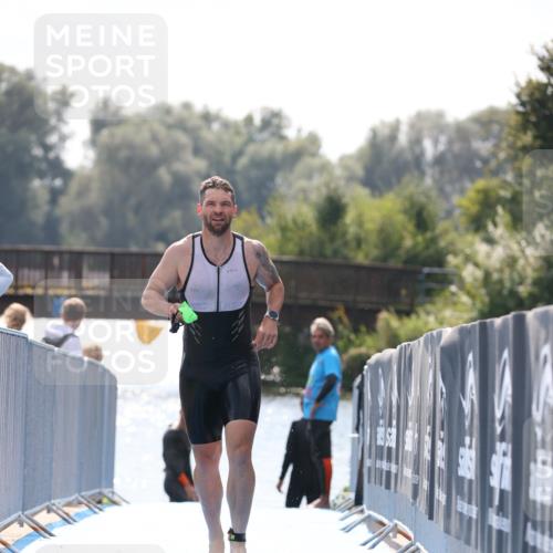 25.08.2024 - Elbe Triathlon Hamburg H.Heesch http://msf.ph/oto/6850295 25.08.2024 15:17:55 Schwimmen  meine-sportfotos.de