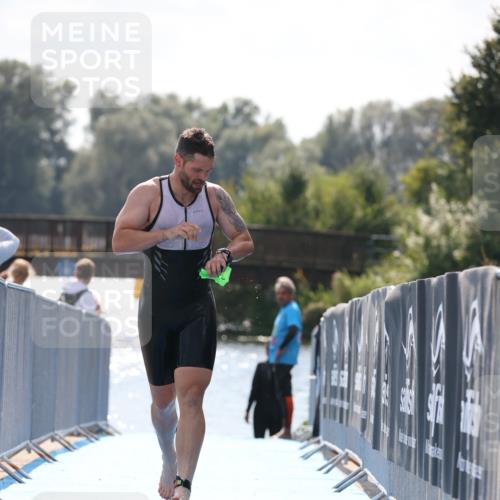 25.08.2024 - Elbe Triathlon Hamburg H.Heesch http://msf.ph/oto/6850324 25.08.2024 15:17:56 Schwimmen  meine-sportfotos.de