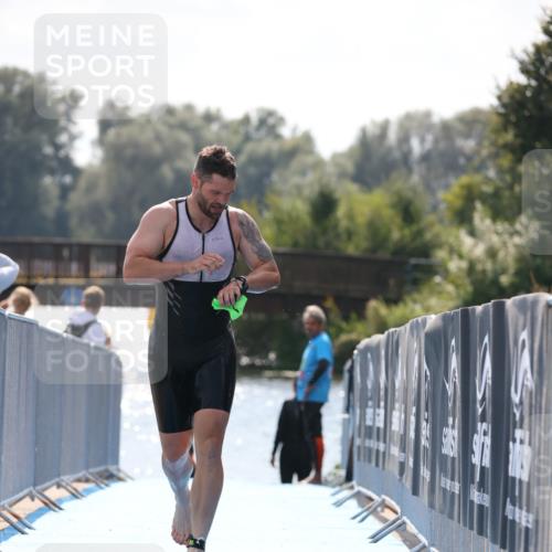 25.08.2024 - Elbe Triathlon Hamburg H.Heesch http://msf.ph/oto/6850332 25.08.2024 15:17:56 Schwimmen  meine-sportfotos.de