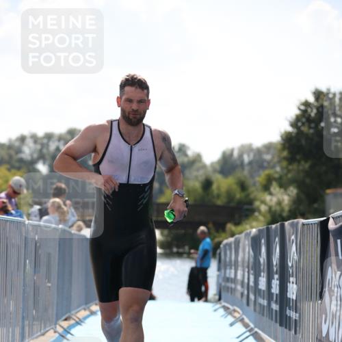 25.08.2024 - Elbe Triathlon Hamburg H.Heesch http://msf.ph/oto/6850337 25.08.2024 15:17:58 Schwimmen  meine-sportfotos.de