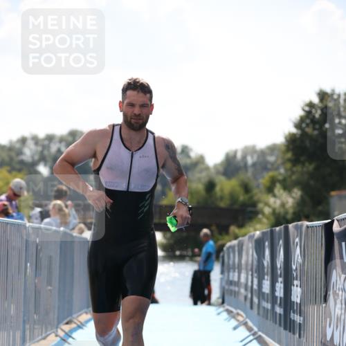 25.08.2024 - Elbe Triathlon Hamburg H.Heesch http://msf.ph/oto/6850347 25.08.2024 15:17:58 Schwimmen  meine-sportfotos.de