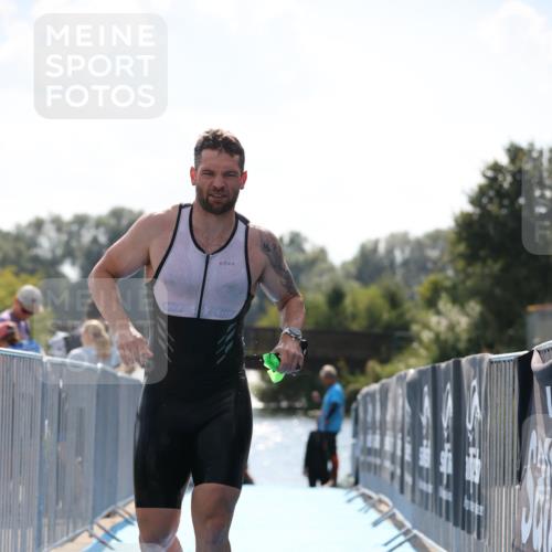 25.08.2024 - Elbe Triathlon Hamburg H.Heesch http://msf.ph/oto/6850352 25.08.2024 15:17:58 Schwimmen  meine-sportfotos.de