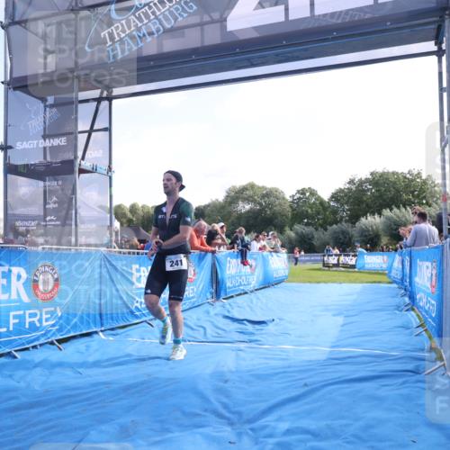 25.08.2024 - Elbe Triathlon Hamburg H.Heesch http://msf.ph/oto/6850361 25.08.2024 10:47:17 Ziel 241 meine-sportfotos.de