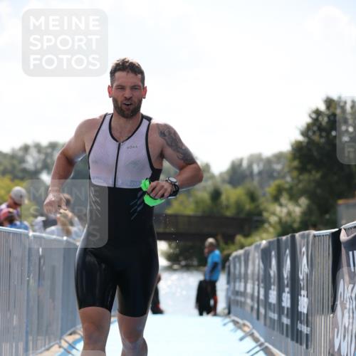 25.08.2024 - Elbe Triathlon Hamburg H.Heesch http://msf.ph/oto/6850375 25.08.2024 15:17:58 Schwimmen  meine-sportfotos.de