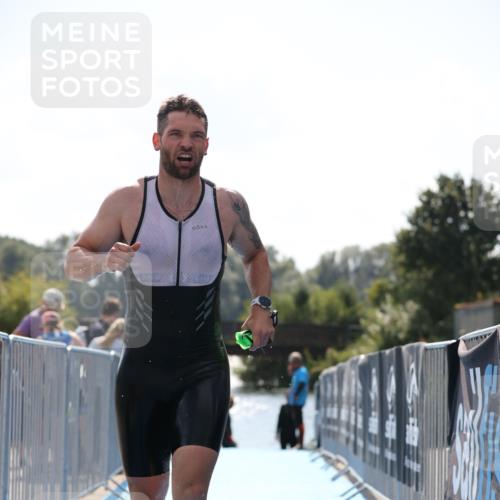 25.08.2024 - Elbe Triathlon Hamburg H.Heesch http://msf.ph/oto/6850416 25.08.2024 15:17:59 Schwimmen  meine-sportfotos.de