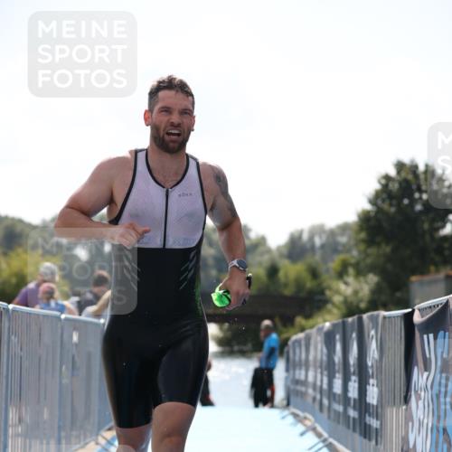 25.08.2024 - Elbe Triathlon Hamburg H.Heesch http://msf.ph/oto/6850423 25.08.2024 15:17:59 Schwimmen  meine-sportfotos.de