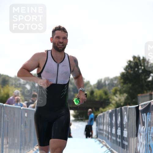 25.08.2024 - Elbe Triathlon Hamburg H.Heesch http://msf.ph/oto/6850427 25.08.2024 15:17:59 Schwimmen  meine-sportfotos.de
