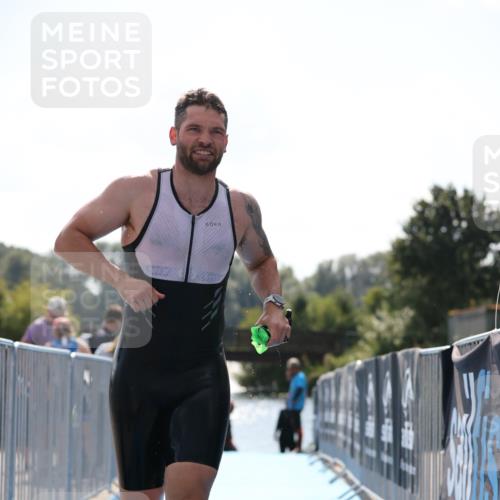 25.08.2024 - Elbe Triathlon Hamburg H.Heesch http://msf.ph/oto/6850439 25.08.2024 15:17:59 Schwimmen  meine-sportfotos.de