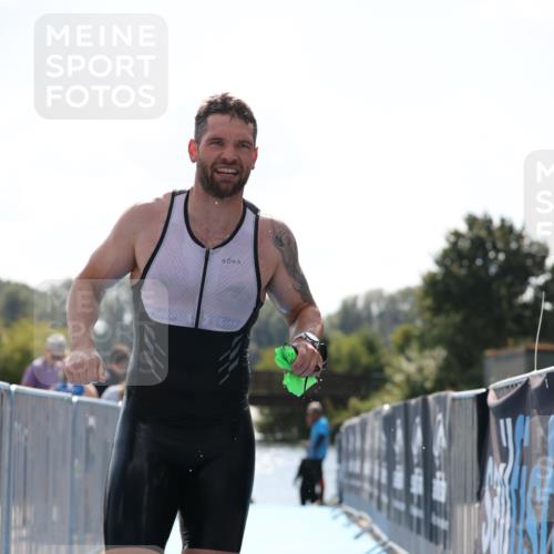 25.08.2024 - Elbe Triathlon Hamburg H.Heesch http://msf.ph/oto/6850455 25.08.2024 15:17:59 Schwimmen  meine-sportfotos.de