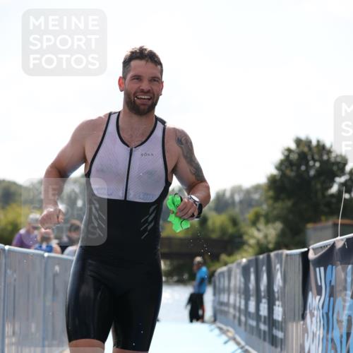 25.08.2024 - Elbe Triathlon Hamburg H.Heesch http://msf.ph/oto/6850468 25.08.2024 15:17:59 Schwimmen  meine-sportfotos.de