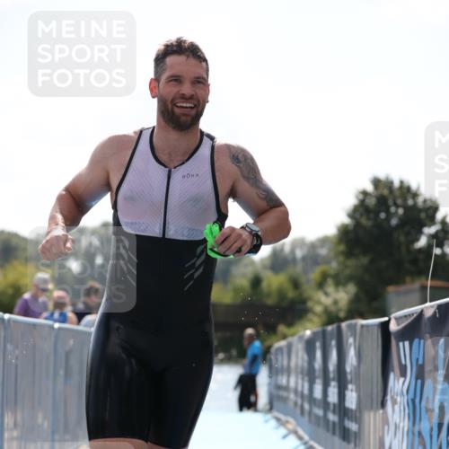 25.08.2024 - Elbe Triathlon Hamburg H.Heesch http://msf.ph/oto/6850484 25.08.2024 15:17:59 Schwimmen  meine-sportfotos.de