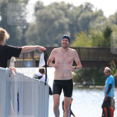 25.08.2024 - Elbe Triathlon Hamburg H.Heesch http://msf.ph/oto/6850496 25.08.2024 15:19:09 Schwimmen  meine-sportfotos.de