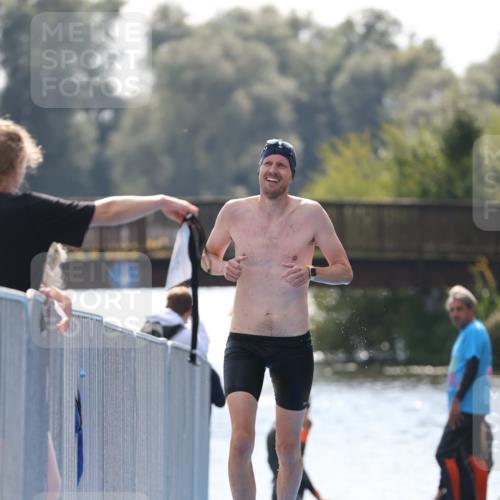 25.08.2024 - Elbe Triathlon Hamburg H.Heesch http://msf.ph/oto/6850502 25.08.2024 15:19:09 Schwimmen  meine-sportfotos.de