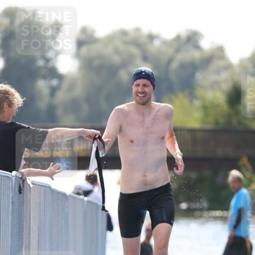 25.08.2024 - Elbe Triathlon Hamburg H.Heesch http://msf.ph/oto/6850507 25.08.2024 15:19:10 Schwimmen  meine-sportfotos.de