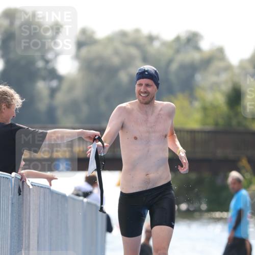 25.08.2024 - Elbe Triathlon Hamburg H.Heesch http://msf.ph/oto/6850515 25.08.2024 15:19:10 Schwimmen  meine-sportfotos.de