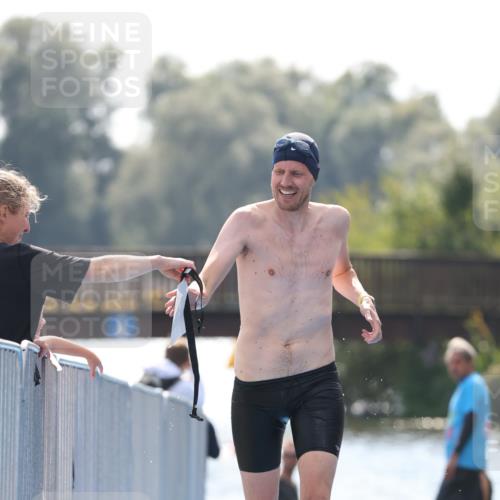 25.08.2024 - Elbe Triathlon Hamburg H.Heesch http://msf.ph/oto/6850520 25.08.2024 15:19:10 Schwimmen  meine-sportfotos.de