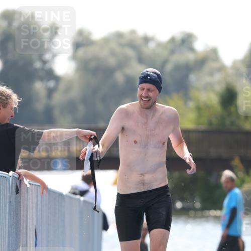 25.08.2024 - Elbe Triathlon Hamburg H.Heesch http://msf.ph/oto/6850524 25.08.2024 15:19:10 Schwimmen  meine-sportfotos.de