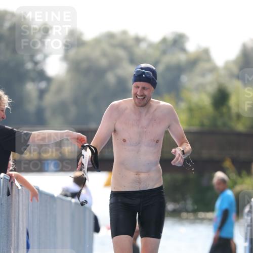 25.08.2024 - Elbe Triathlon Hamburg H.Heesch http://msf.ph/oto/6850543 25.08.2024 15:19:10 Schwimmen  meine-sportfotos.de