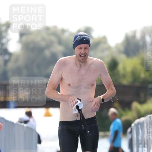 25.08.2024 - Elbe Triathlon Hamburg H.Heesch http://msf.ph/oto/6850576 25.08.2024 15:19:11 Schwimmen  meine-sportfotos.de