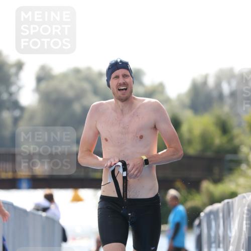 25.08.2024 - Elbe Triathlon Hamburg H.Heesch http://msf.ph/oto/6850607 25.08.2024 15:19:11 Schwimmen  meine-sportfotos.de