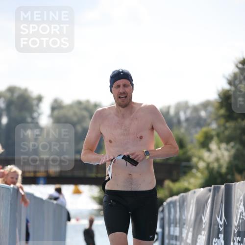 25.08.2024 - Elbe Triathlon Hamburg H.Heesch http://msf.ph/oto/6850632 25.08.2024 15:19:11 Schwimmen  meine-sportfotos.de