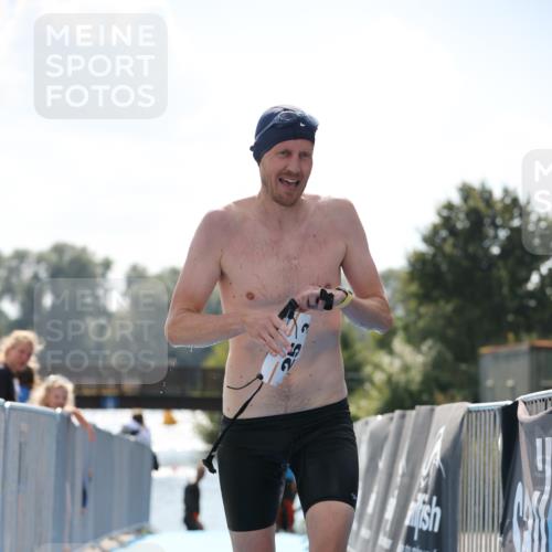 25.08.2024 - Elbe Triathlon Hamburg H.Heesch http://msf.ph/oto/6850640 25.08.2024 15:19:12 Schwimmen  meine-sportfotos.de