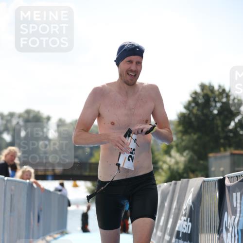 25.08.2024 - Elbe Triathlon Hamburg H.Heesch http://msf.ph/oto/6850647 25.08.2024 15:19:12 Schwimmen  meine-sportfotos.de