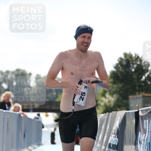 25.08.2024 - Elbe Triathlon Hamburg H.Heesch http://msf.ph/oto/6850654 25.08.2024 15:19:12 Schwimmen  meine-sportfotos.de