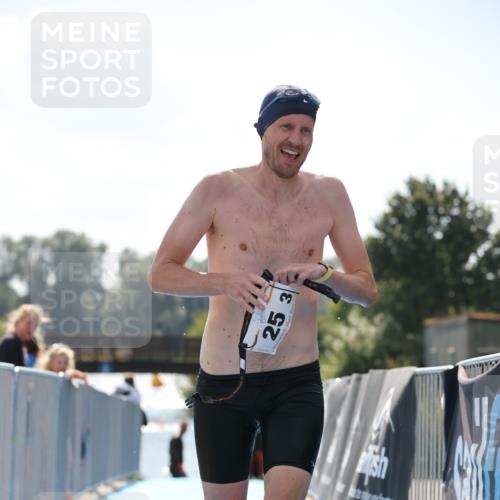 25.08.2024 - Elbe Triathlon Hamburg H.Heesch http://msf.ph/oto/6850659 25.08.2024 15:19:12 Schwimmen  meine-sportfotos.de