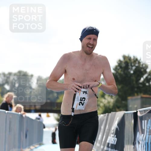 25.08.2024 - Elbe Triathlon Hamburg H.Heesch http://msf.ph/oto/6850665 25.08.2024 15:19:12 Schwimmen  meine-sportfotos.de