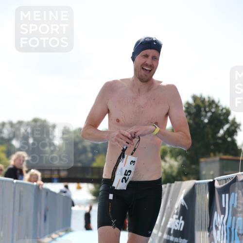 25.08.2024 - Elbe Triathlon Hamburg H.Heesch http://msf.ph/oto/6850677 25.08.2024 15:19:13 Schwimmen  meine-sportfotos.de
