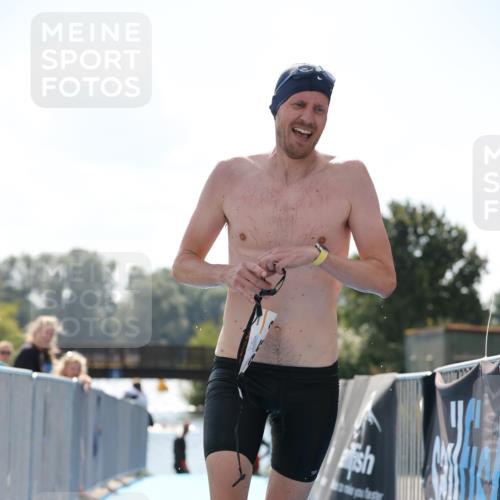 25.08.2024 - Elbe Triathlon Hamburg H.Heesch http://msf.ph/oto/6850684 25.08.2024 15:19:13 Schwimmen  meine-sportfotos.de