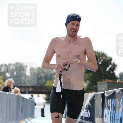 25.08.2024 - Elbe Triathlon Hamburg H.Heesch http://msf.ph/oto/6850688 25.08.2024 15:19:13 Schwimmen  meine-sportfotos.de